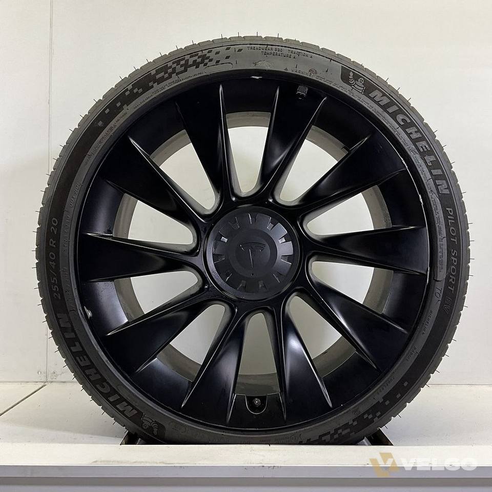 TESLA MODEL Y INDUCTION ZOMERBANDEN SET VELGEN 20 INCH — foto 4