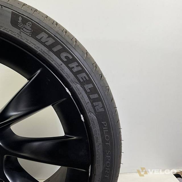 TESLA MODEL Y INDUCTION ZOMERBANDEN SET VELGEN 20 INCH — foto 6