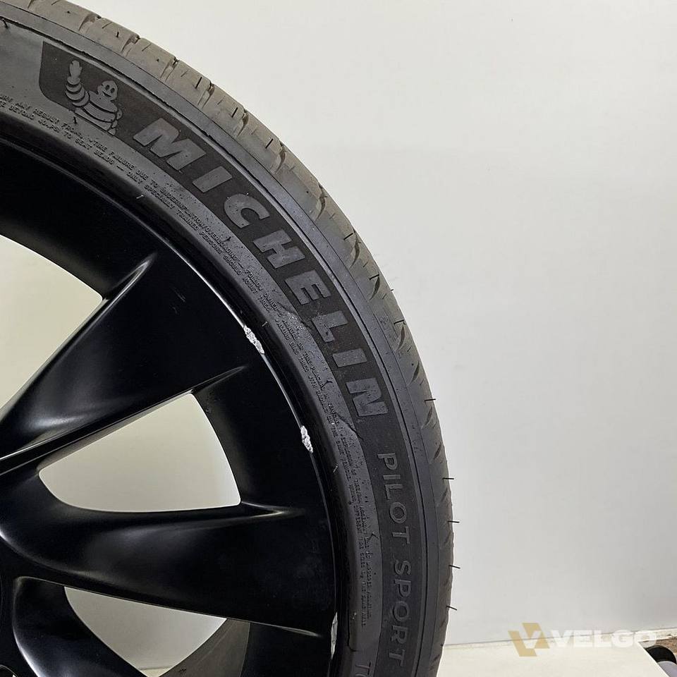 TESLA MODEL Y INDUCTION ZOMERBANDEN SET VELGEN 20 INCH — foto 6