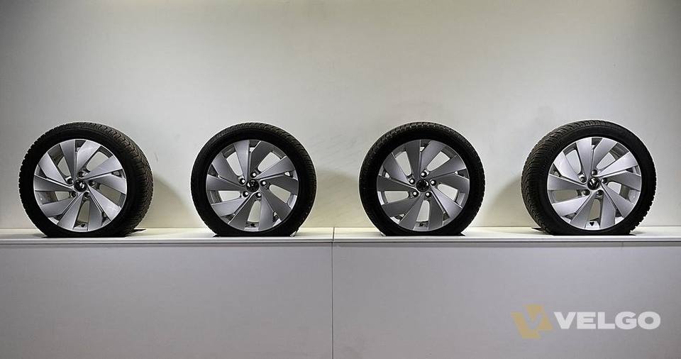 VOLKSWAGEN GOLF GTE VELGEN WINTERBANDEN 17 INCH — foto 10