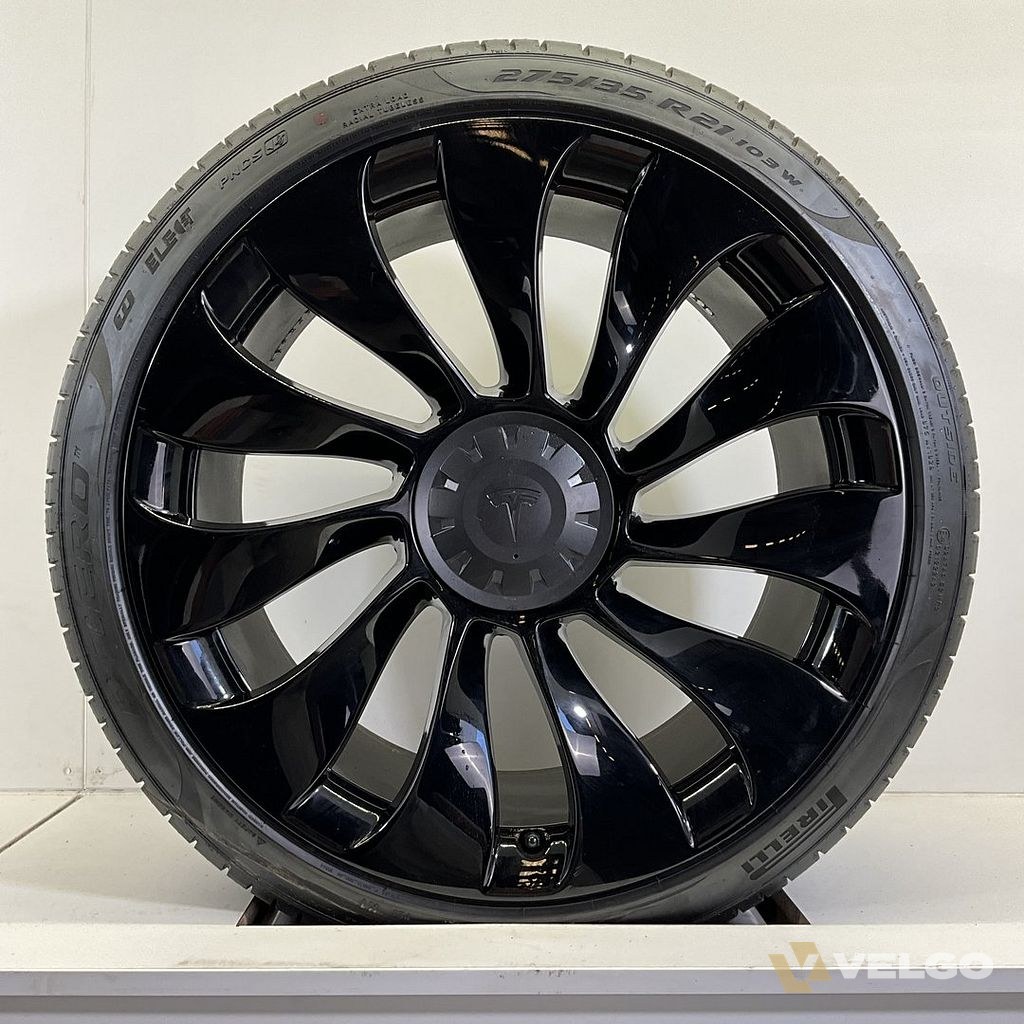 DEMO TESLA MODEL Y UBERTURBINE ZOMERBANDEN SET VELGEN 21 INCH