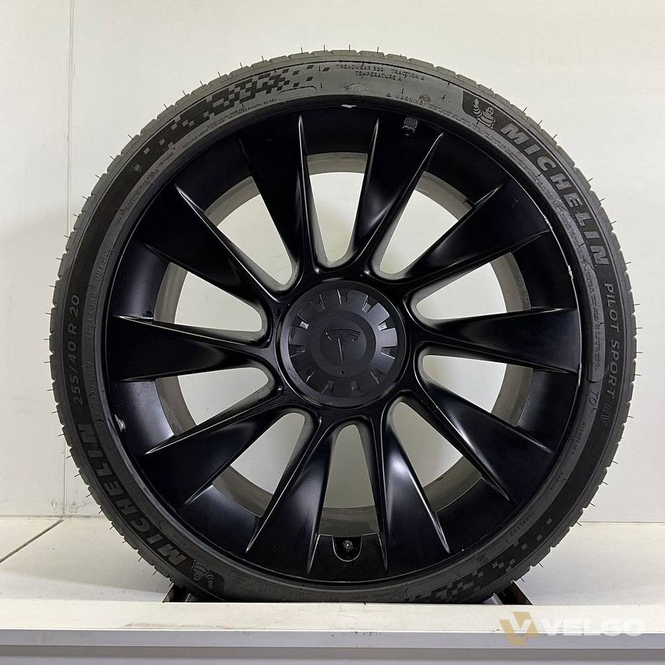 TESLA MODEL Y INDUCTION ZOMERBANDEN SET VELGEN 20 INCH — foto 3