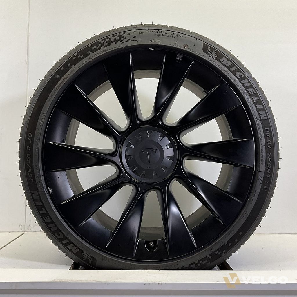 TESLA MODEL Y INDUCTION ZOMERBANDEN SET VELGEN 20 INCH