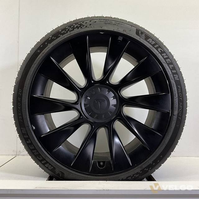 TESLA MODEL Y INDUCTION ZOMERBANDEN SET VELGEN 20 INCH — foto 1