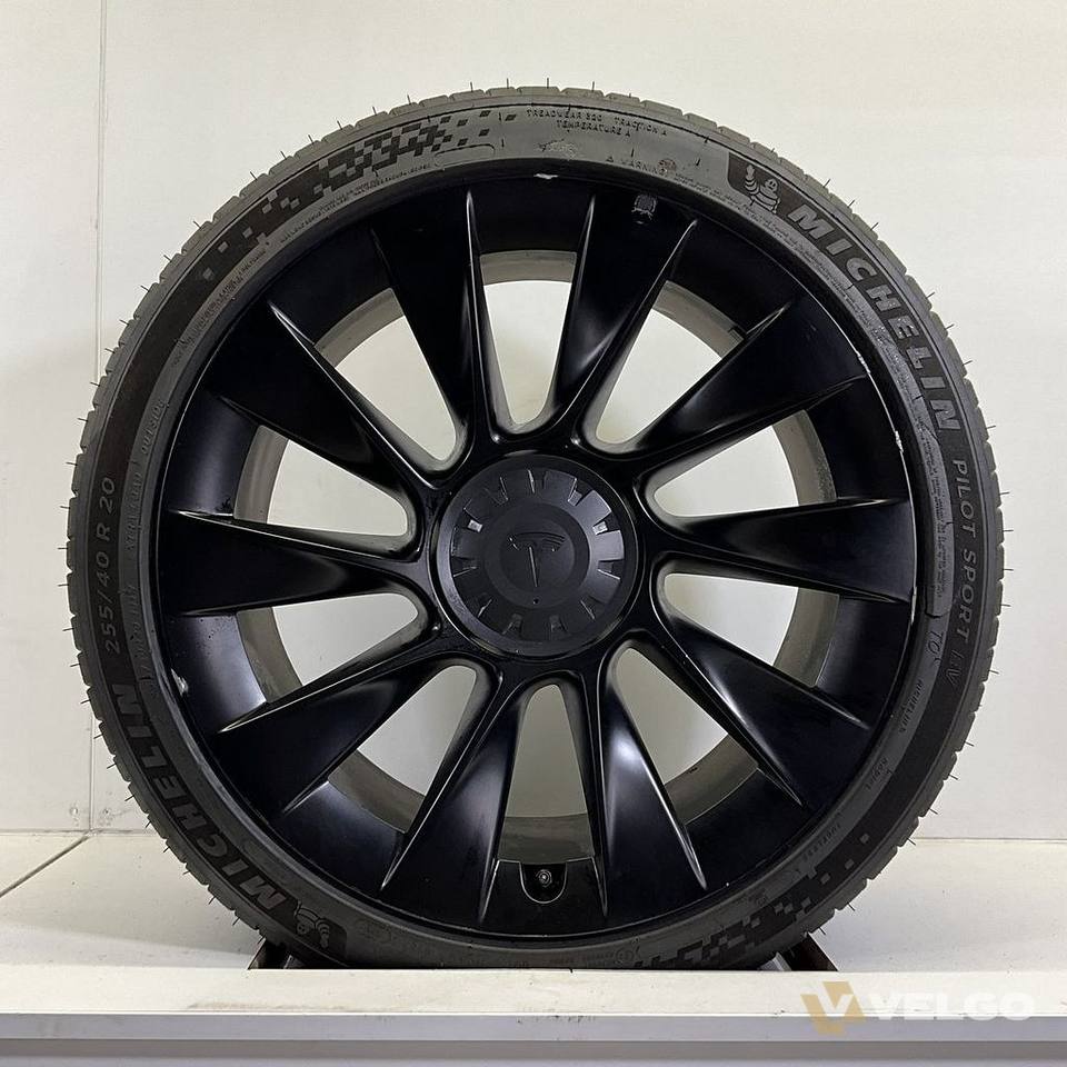 TESLA MODEL Y INDUCTION ZOMERBANDEN SET VELGEN 20 INCH — foto 1